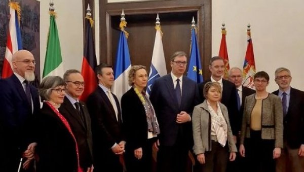 ПРЕДСЕДНИК ВУЧИЋ СА АМБАСАДОРИМА КВИНТЕ: У току је важан састанак ПРЕДСЕДНИК ВУЧИЋ СА АМБАСАДОРИМА КВИНТЕ: У току је важан састанак
