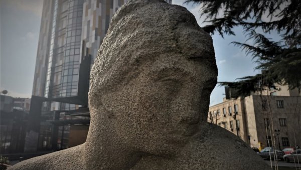 СКУЛПТУРА У ЦЕНТРУ КРУШЕВЦА СИМБОЛ ВЕЛИКЕ ТРАГЕДИЈЕ: Великог вајара инспирисала Милица (18) која је скочила са куле (ФОТО) СКУЛПТУРА У ЦЕНТРУ КРУШЕВЦА СИМБОЛ ВЕЛИКЕ ТРАГЕДИЈЕ: Великог вајара инспирисала Милица (18) која је скочила са куле (ФОТО)