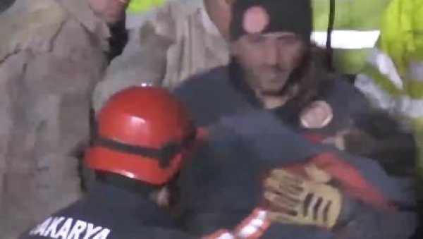 НИСМО ГУБИЛИ НАДУ Спасиоци након чак 73 сата извукли маму, тату и њихову петогодишњу девојчицу (ВИДЕО) НИСМО ГУБИЛИ НАДУ Спасиоци након чак 73 сата извукли маму, тату и њихову петогодишњу девојчицу (ВИДЕО)