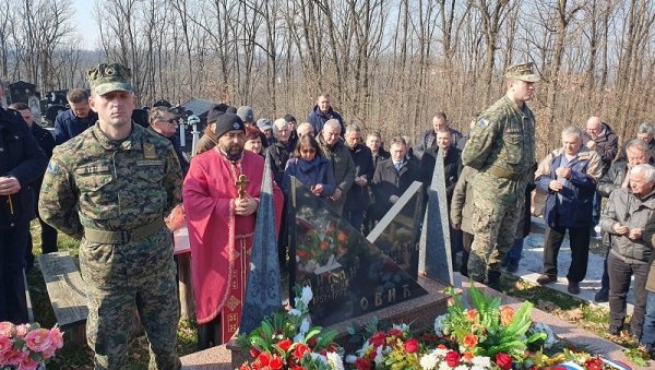 КОСОВСКИ ЈУНАК НАШИХ ДАНА: Код Угљевика обележено три деценије од погибије пуковника РС Милана Јовића КОСОВСКИ ЈУНАК НАШИХ ДАНА: Код Угљевика обележено три деценије од погибије пуковника РС Милана Јовића