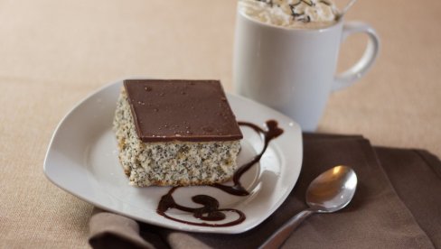 MNOGIMA OMILJENA POSLASTICA: Recept za kolač sa makom i čokoladom