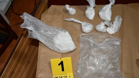 UHVAĆEN PRILIKOM PRODAJE HEROINA KROZ PROZOR AUTA: U kući nađen kokain, kanabis, heroin UHVAĆEN PRILIKOM PRODAJE HEROINA KROZ PROZOR AUTA: U kući nađen kokain, kanabis, heroin