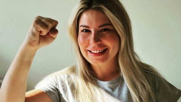 И ОВО СМО ПРЕЖИВЕЛИ! Прво оглашавање Дее Ђурђевић након операције руке - водитељка открила како се осећа (ФОТО) И ОВО СМО ПРЕЖИВЕЛИ! Прво оглашавање Дее Ђурђевић након операције руке - водитељка открила како се осећа (ФОТО)