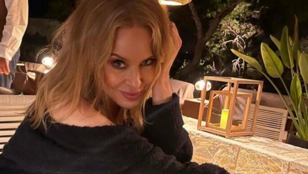 ЉУДИ НЕ ВЕРУЈУ СОПСТВЕНИМ ОЧИМА: Позната поп певачица има 50, а изгледа 20 година млађе - сви се питају како је то могуће? (ФОТО) ЉУДИ НЕ ВЕРУЈУ СОПСТВЕНИМ ОЧИМА: Позната поп певачица има 50, а изгледа 20 година млађе - сви се питају како је то могуће? (ФОТО)