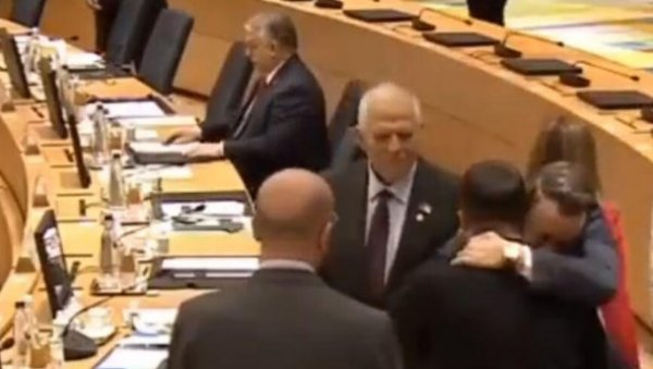 СНИМАК ОРБАНА КАКО ИЗБЕГАВА ЗЕЛЕНСКОГ: Други му притрчали у загрљај, а Виктор га није ни регистровао (ВИДЕО) СНИМАК ОРБАНА КАКО ИЗБЕГАВА ЗЕЛЕНСКОГ: Други му притрчали у загрљај, а Виктор га није ни регистровао (ВИДЕО)