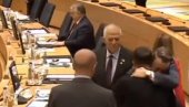 СНИМАК ОРБАНА КАКО ИЗБЕГАВА ЗЕЛЕНСКОГ: Други му притрчали у загрљај, а Виктор га није ни регистровао (ВИДЕО)