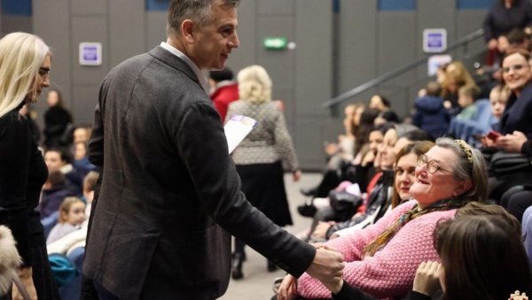 ЦЕНА МИНУС, ЗА ТРИ ПЛУС:У Пироту попусти за мајке са троје и више деце - уз картицу уштеде до 1.000 евра ЦЕНА МИНУС, ЗА ТРИ ПЛУС:У Пироту попусти за мајке са троје и више деце - уз картицу уштеде до 1.000 евра