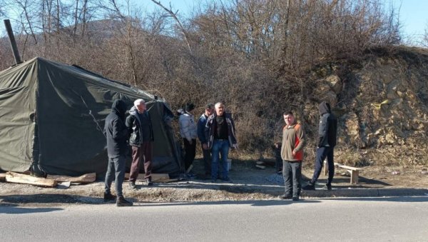 ПОСТАВИЛИ ШАТОРЕ И НАТПИС ОВО ЈЕ СРБИЈА: Мештани Дрена у општини Лепосавић и даље се смењују на протесту ПОСТАВИЛИ ШАТОРЕ И НАТПИС ОВО ЈЕ СРБИЈА: Мештани Дрена у општини Лепосавић и даље се смењују на протесту
