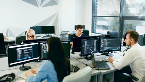 ИТ СЕКТОР ВИШЕ НИЈЕ НАЈПЛАЋЕНИЈИ: Стручњаци тврде да су ова занимања будућност у Србији