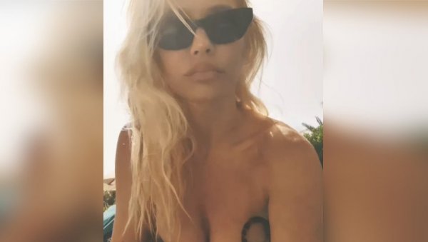 НАТАША БЕКВАЛАЦ СЕ ПОЖАЛИЛА ФАНОВИМА, А НИКАД БОЉЕ НИЈЕ ИЗГЛЕДАЛА: Певачица оставила пушење, а ево шта јој смета (ВИДЕО) НАТАША БЕКВАЛАЦ СЕ ПОЖАЛИЛА ФАНОВИМА, А НИКАД БОЉЕ НИЈЕ ИЗГЛЕДАЛА: Певачица оставила пушење, а ево шта јој смета (ВИДЕО)