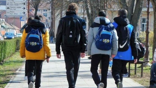 СТИЖЕ НОВАЦ ЂАЦИМА И СТУДЕНТИМА: На рачунима од 16.200 до 60.000 динара СТИЖЕ НОВАЦ ЂАЦИМА И СТУДЕНТИМА: На рачунима од 16.200 до 60.000 динара