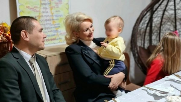 МИНИСТАРКА ДАРИЈА КИСИЋ У ПОСЕТИ ПОРОДИЦАМА КОЈЕ СУ ДОБИЛЕ СУБВЕНЦИЈУ ЗА ПРВИ СТАН:Сто мама већ искористило државну подршку МИНИСТАРКА ДАРИЈА КИСИЋ У ПОСЕТИ ПОРОДИЦАМА КОЈЕ СУ ДОБИЛЕ СУБВЕНЦИЈУ ЗА ПРВИ СТАН:Сто мама већ искористило државну подршку