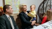 МИНИСТАРКА ДАРИЈА КИСИЋ У ПОСЕТИ ПОРОДИЦАМА КОЈЕ СУ ДОБИЛЕ СУБВЕНЦИЈУ ЗА ПРВИ СТАН:Сто мама већ искористило државну подршку