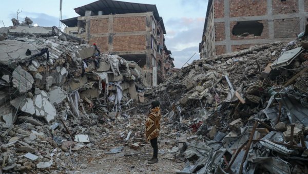 ЈОШ ЈЕДНО ЧУДО У ТУРСКОЈ: Из рушевина извучена двомесечна беба након 5 дана ЈОШ ЈЕДНО ЧУДО У ТУРСКОЈ: Из рушевина извучена двомесечна беба након 5 дана
