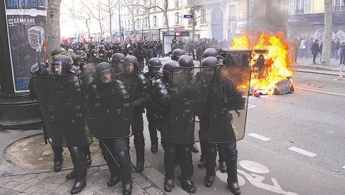 HAOS NA ULICAMA PARIZA: Na protestu protiv policijskog nasilja povređena tri policajca