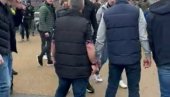 НАВИЈАЧ ЧЕЛСИЈА ПРОВОЦИРАО, ПА ЗАДОБИО НОКАУТ: Млади навијач патосиран од стране Вест Хемовог фана (ВИДЕО) НАВИЈАЧ ЧЕЛСИЈА ПРОВОЦИРАО, ПА ЗАДОБИО НОКАУТ: Млади навијач патосиран од стране Вест Хемовог фана (ВИДЕО)