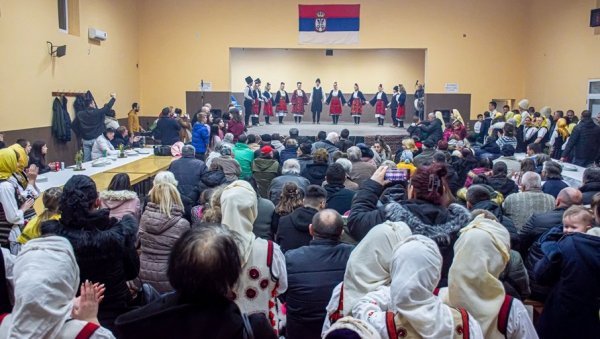 НОВА ФОЛКЛОРНА МАНИФЕСТАЦИЈА У ЗАЈЕЧАРУ: „Глас са Ветрена“ окупио младе из седам ансамбала (Фото) НОВА ФОЛКЛОРНА МАНИФЕСТАЦИЈА У ЗАЈЕЧАРУ: „Глас са Ветрена“ окупио младе из седам ансамбала (Фото)