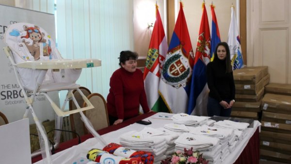 ДАРОВИ ЗА БЕБЕ: У Србобрану уручени поклони најмлађим суграђанима ДАРОВИ ЗА БЕБЕ: У Србобрану уручени поклони најмлађим суграђанима