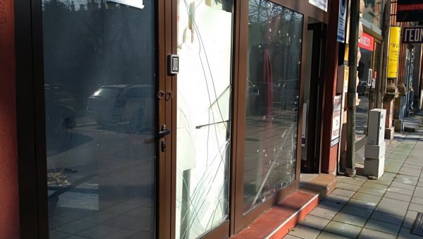 ВАНДАЛИЗАМ НЕДАЛЕКО ОД ГРАДСКЕ УПРАВЕ: Опет разбијен излог у центру Пожаревца ВАНДАЛИЗАМ НЕДАЛЕКО ОД ГРАДСКЕ УПРАВЕ: Опет разбијен излог у центру Пожаревца