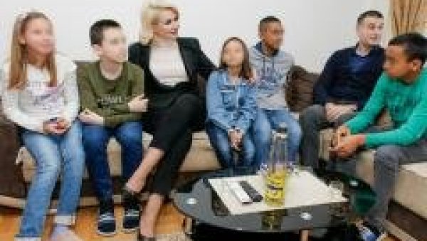 ХРАНИТЕЉИ ВЕЛИКОГ СРЦА ИЗ ЛЕБАНА: Породице Миљковић и Недељковић поред своје деце брину и о петоро других ХРАНИТЕЉИ ВЕЛИКОГ СРЦА ИЗ ЛЕБАНА: Породице Миљковић и Недељковић поред своје деце брину и о петоро других