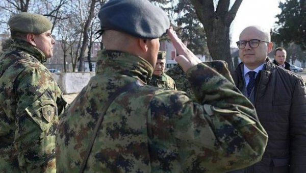 ВУЧЕВИЋ: До 14 часова биће потпуно распоређене формације војске дуж административне линије ВУЧЕВИЋ: До 14 часова биће потпуно распоређене формације војске дуж административне линије