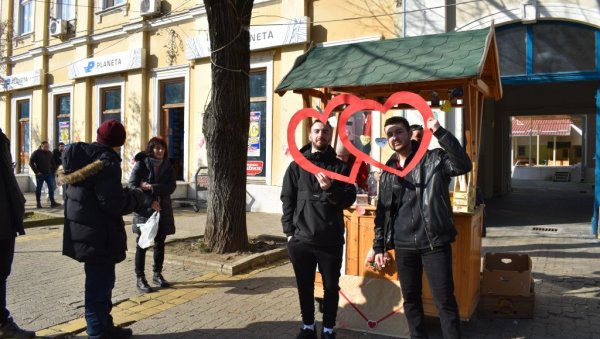 ЗА ДАМЈАНА И СВУ БОЛЕСНУ ДЕЦУ: Кикиндски Центар Наша кућа“ дане у знаку љубави посветио хуманости (ФОТО/ВИДЕО) ЗА ДАМЈАНА И СВУ БОЛЕСНУ ДЕЦУ: Кикиндски Центар Наша кућа“ дане у знаку љубави посветио хуманости (ФОТО/ВИДЕО)