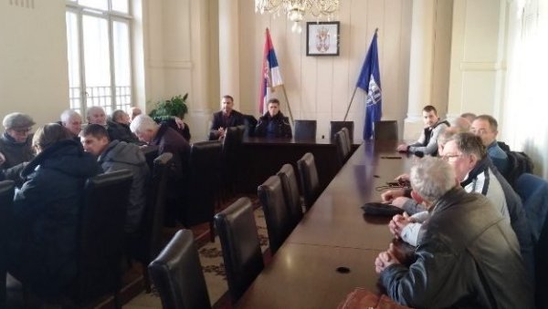 ЗА БОЉУ ПРОМОЦИЈУ И ОРГАНИЗАЦИЈУ ПОСЛА: У Прокупљу одржан састанак о унапређењу пчеларске производње ЗА БОЉУ ПРОМОЦИЈУ И ОРГАНИЗАЦИЈУ ПОСЛА: У Прокупљу одржан састанак о унапређењу пчеларске производње