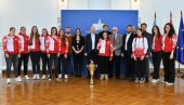ГРАДОНАЧЕЛНИК НОВОГ САДА УГОСТИО ШАМПИОНКЕ : Ватерполисткиње Војводине у Градској кући ГРАДОНАЧЕЛНИК НОВОГ САДА УГОСТИО ШАМПИОНКЕ : Ватерполисткиње Војводине у Градској кући