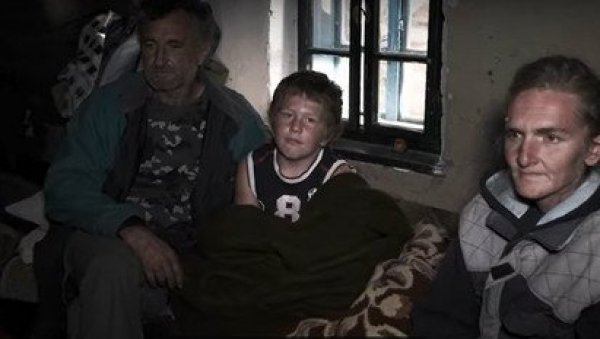 МУКЕ ПОРОДИЦЕ СЛАВУЈЕВИЋ: Живе без струје, а деца сањају кревет препун ћебади да им никад не буде хладно МУКЕ ПОРОДИЦЕ СЛАВУЈЕВИЋ: Живе без струје, а деца сањају кревет препун ћебади да им никад не буде хладно