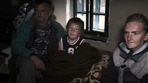 MUKE PORODICE SLAVUJEVIĆ: Žive bez struje, a deca sanjaju krevet prepun ćebadi da im nikad ne bude hladno MUKE PORODICE SLAVUJEVIĆ: Žive bez struje, a deca sanjaju krevet prepun ćebadi da im nikad ne bude hladno
