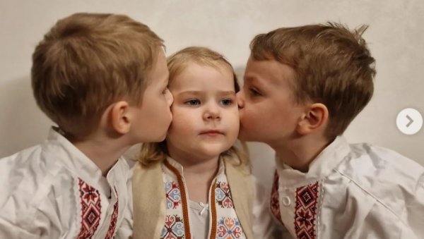МИНИСТРУ СЕЛАКОВИЋУ СТИГАО ПОКЛОН: Ношње за децу МИНИСТРУ СЕЛАКОВИЋУ СТИГАО ПОКЛОН: Ношње за децу