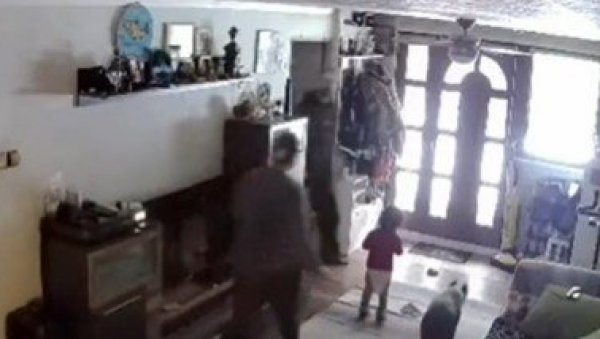 ПРВИ СНИМАК ЗЕМЉОТРЕСА У РУМУНИЈИ: Панично зграбили дете и излетели на улицу (ВИДЕО) ПРВИ СНИМАК ЗЕМЉОТРЕСА У РУМУНИЈИ: Панично зграбили дете и излетели на улицу (ВИДЕО)