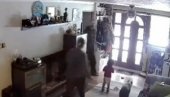ПРВИ СНИМАК ЗЕМЉОТРЕСА У РУМУНИЈИ: Панично зграбили дете и излетели на улицу (ВИДЕО) ПРВИ СНИМАК ЗЕМЉОТРЕСА У РУМУНИЈИ: Панично зграбили дете и излетели на улицу (ВИДЕО)