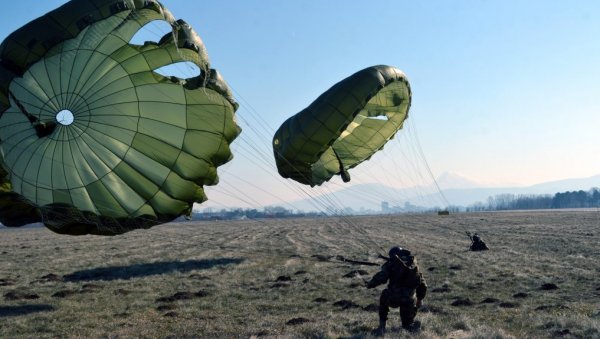 ПОГЛЕДАЈТЕ – ЕЛИТНА 63. ПАДОБРАНСКА БРИГАДА НА ОБУЦИ: Први скокови најмлађих падобранаца Војске Србије (ФОТО)