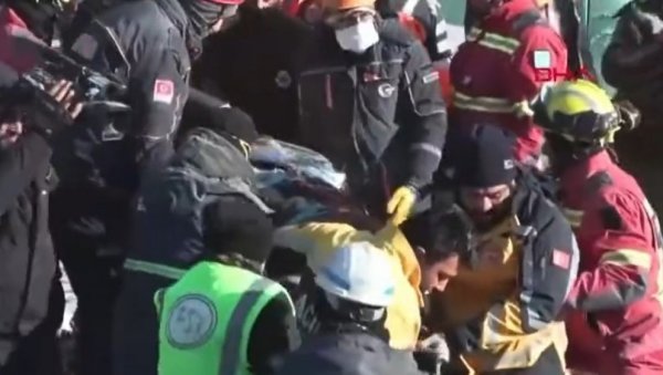 ДА СЕ НАЈЕЖИШ: Два брата спасена након девет дана под рушевинама, још једно чудо у Турској (ВИДЕО) ДА СЕ НАЈЕЖИШ: Два брата спасена након девет дана под рушевинама, још једно чудо у Турској (ВИДЕО)