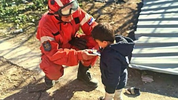 СВЕ ШТО НАМ ТРЕБА ЈЕ НАДА И ДА СМО ТУ ЈЕДНИ ЗА ДРУГЕ Српски спасиоци дирљивом фотографијом показали колико је велико њихово срце (ФОТО) СВЕ ШТО НАМ ТРЕБА ЈЕ НАДА И ДА СМО ТУ ЈЕДНИ ЗА ДРУГЕ Српски спасиоци дирљивом фотографијом показали колико је велико њихово срце (ФОТО)