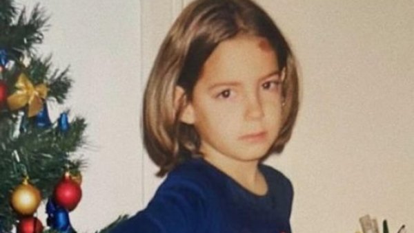 СЛАТКИШ ОД МАЛИХ НОГУ: Препознајете ли девојчицу са фотографије? СЛАТКИШ ОД МАЛИХ НОГУ: Препознајете ли девојчицу са фотографије?