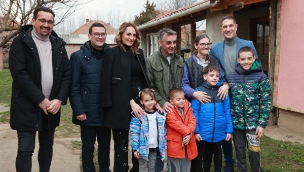 ДОНАЦИЈА ЗА МАЛЕ ЂОШАНОВИЋЕ: Фондација „Хумана срца“ помогла још једну породицу у Кикинди ДОНАЦИЈА ЗА МАЛЕ ЂОШАНОВИЋЕ: Фондација „Хумана срца“ помогла још једну породицу у Кикинди