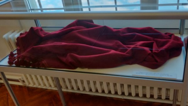 ОВА СРПСКА ВЛАДАРКА ЈЕ УБИЈЕНА И БАЧЕНА СА БАЛКОНА: Завеса у којој је било њено тело од сутра у Александровцу (ФОТО) ОВА СРПСКА ВЛАДАРКА ЈЕ УБИЈЕНА И БАЧЕНА СА БАЛКОНА: Завеса у којој је било њено тело од сутра у Александровцу (ФОТО)