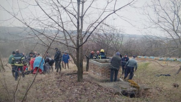 ВАТРОГАСЦИ ГА СПАСЛИ Упао у бунар дубок 26 метара у селу код Смедеревске Паланке ВАТРОГАСЦИ ГА СПАСЛИ Упао у бунар дубок 26 метара у селу код Смедеревске Паланке