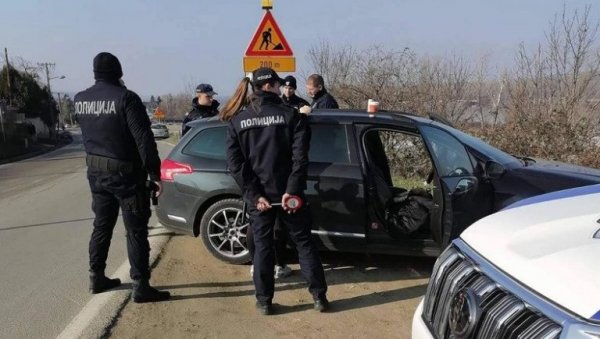 НАОРУЖАН КРЕНУО НА СКУП ПРОТИВ ВУЧИЋА У БЕОГРАДУ: Полиција код припадника Народних патрола пронашла карабин са оптиком (ФОТО) НАОРУЖАН КРЕНУО НА СКУП ПРОТИВ ВУЧИЋА У БЕОГРАДУ: Полиција код припадника Народних патрола пронашла карабин са оптиком (ФОТО)