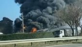 ПРВЕ СЛИКЕ И СНИМЦИ ПОЖАРА НА ГАЛЕНИЦИ: Огроман облак дима захватио насеље (ФОТО,ВИДЕО) ПРВЕ СЛИКЕ И СНИМЦИ ПОЖАРА НА ГАЛЕНИЦИ: Огроман облак дима захватио насеље (ФОТО,ВИДЕО)