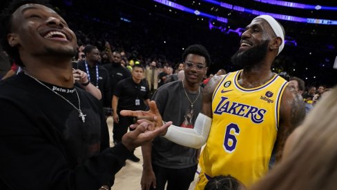 NEPOTIZAM NA DELU: Lebron DŽejms ostaje u Lejkersima, igraće sa sinom i zaraditi džak para NEPOTIZAM NA DELU: Lebron DŽejms ostaje u Lejkersima, igraće sa sinom i zaraditi džak para