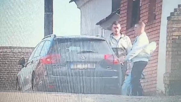 СПАКОВАЛИ КАРАБИН У АУТО: Погледајте како је припадник Народних патрола кренуо на скуп против Вучића (ВИДЕО) СПАКОВАЛИ КАРАБИН У АУТО: Погледајте како је припадник Народних патрола кренуо на скуп против Вучића (ВИДЕО)