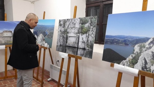 ИЗЛОЖБА ФОТОГРАФИЈА У НЕГОТИНУ: У музејској галерији представљен Геопарк Ђердап (ФOTO) ИЗЛОЖБА ФОТОГРАФИЈА У НЕГОТИНУ: У музејској галерији представљен Геопарк Ђердап (ФOTO)