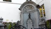 MENEKEN PIS SA ŠAJKAČOM I U OPANCIMA: Brisel odao počast Danu državnosti Srbije MENEKEN PIS SA ŠAJKAČOM I U OPANCIMA: Brisel odao počast Danu državnosti Srbije