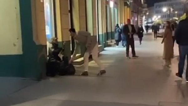 НОВАК ЂОКОВИЋ ЈЕ ЉУДИНА, ПА ТЕК ОНДА ТЕНИСЕР! Улични свирач ће вечито памтити тренутак када су му Ноле и Јелена пришли (ВИДЕО) НОВАК ЂОКОВИЋ ЈЕ ЉУДИНА, ПА ТЕК ОНДА ТЕНИСЕР! Улични свирач ће вечито памтити тренутак када су му Ноле и Јелена пришли (ВИДЕО)