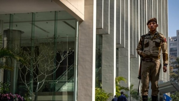 ЈЕДАН ПОЛИЦАЈАЦ ЈЕ ПОГИНУО, А 13 ОСОБА ЈЕ ПОВРЕЂЕНО: Нестрећа у луна парку у Индији