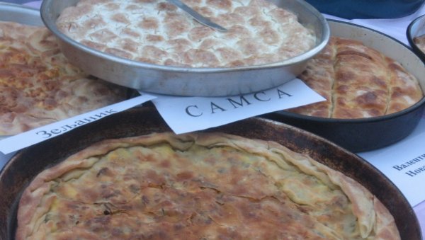 НЕЗВАНИЧНИ КУЛИНАРСКИ БРЕНД ВРАЊА: Пита самса са белим луком НЕЗВАНИЧНИ КУЛИНАРСКИ БРЕНД ВРАЊА: Пита самса са белим луком