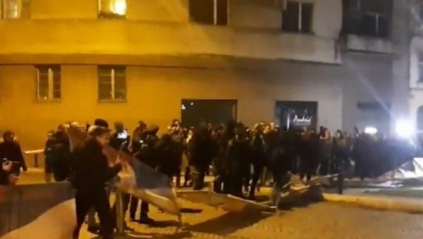 НА СРЕТЕЊЕ ПРЕТИЛИ ПРЕДСЕДНИКУ УБИСТВОМ: Узнемирујући снимци са протеста екстремиста - Вучић јасан: Сачуваћемо мир НА СРЕТЕЊЕ ПРЕТИЛИ ПРЕДСЕДНИКУ УБИСТВОМ: Узнемирујући снимци са протеста екстремиста - Вучић јасан: Сачуваћемо мир